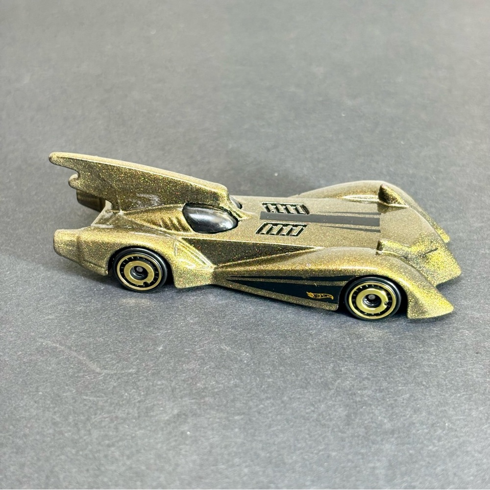 Hot Wheels Batmobile Gold 4/5 Batman "HE BRAVE AND THE BOLD" 2014‎